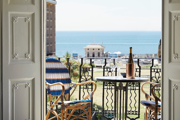 Apartamento de lujo, balcón, vistas al mar | Servicio de comidas en la habitación