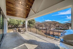 Terrace/patio - CL 270 The White House on the Horseshoe (Canyon Lake)