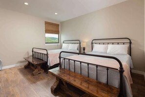 8 bedrooms, iron/ironing board, free WiFi, bed sheets - CL 270 The White House on the Horseshoe (Canyon Lake)