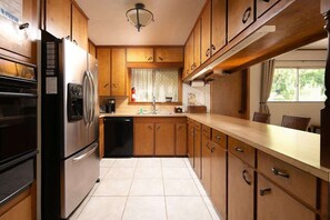 Microwave, oven, dishwasher, coffee/tea maker