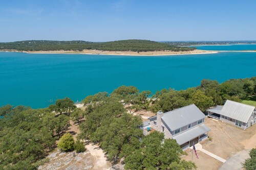 Beautiful Cottage on Canyon Lake that sleeps 6! Over 400 feet of waterfront!