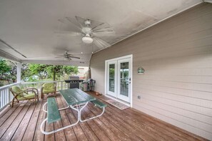 Outdoor dining - CL 1105C A Shore Thing (Canyon Lake)