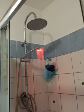 Kahden hengen huone, oma kylpyhuone | Kylpyhuone | Suihku, hiustenkuivaaja, bidee, pyyhkeet