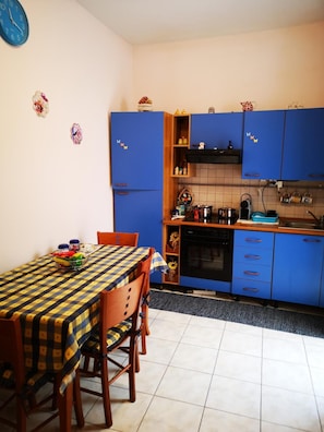 Refrigerador, microondas, placa de cocina, utensilios de cocina