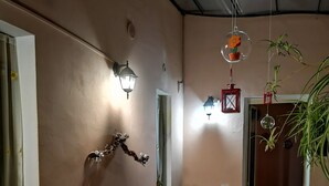 Una sala de estar acogedora con un sofá, sillas y plantas en macetas.