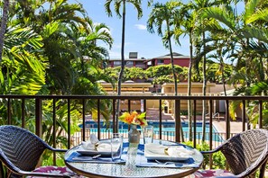Outdoor dining - Oceanfront 2bd, lanai with Kaanapali pool views (Lahaina)