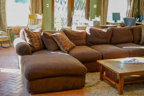 Een smart-tv, een open haard, boeken en een filmbibliotheek