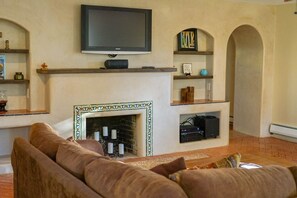 Een smart-tv, een open haard, boeken en een filmbibliotheek