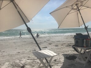 Playa en los alrededores, camastros y toallas de playa 