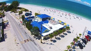 Beach nearby, sun-loungers, beach towels