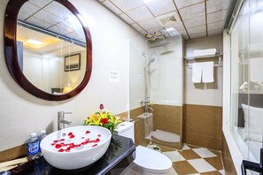 Ducha, artículos de higiene personal gratuitos, zapatillas y toallas