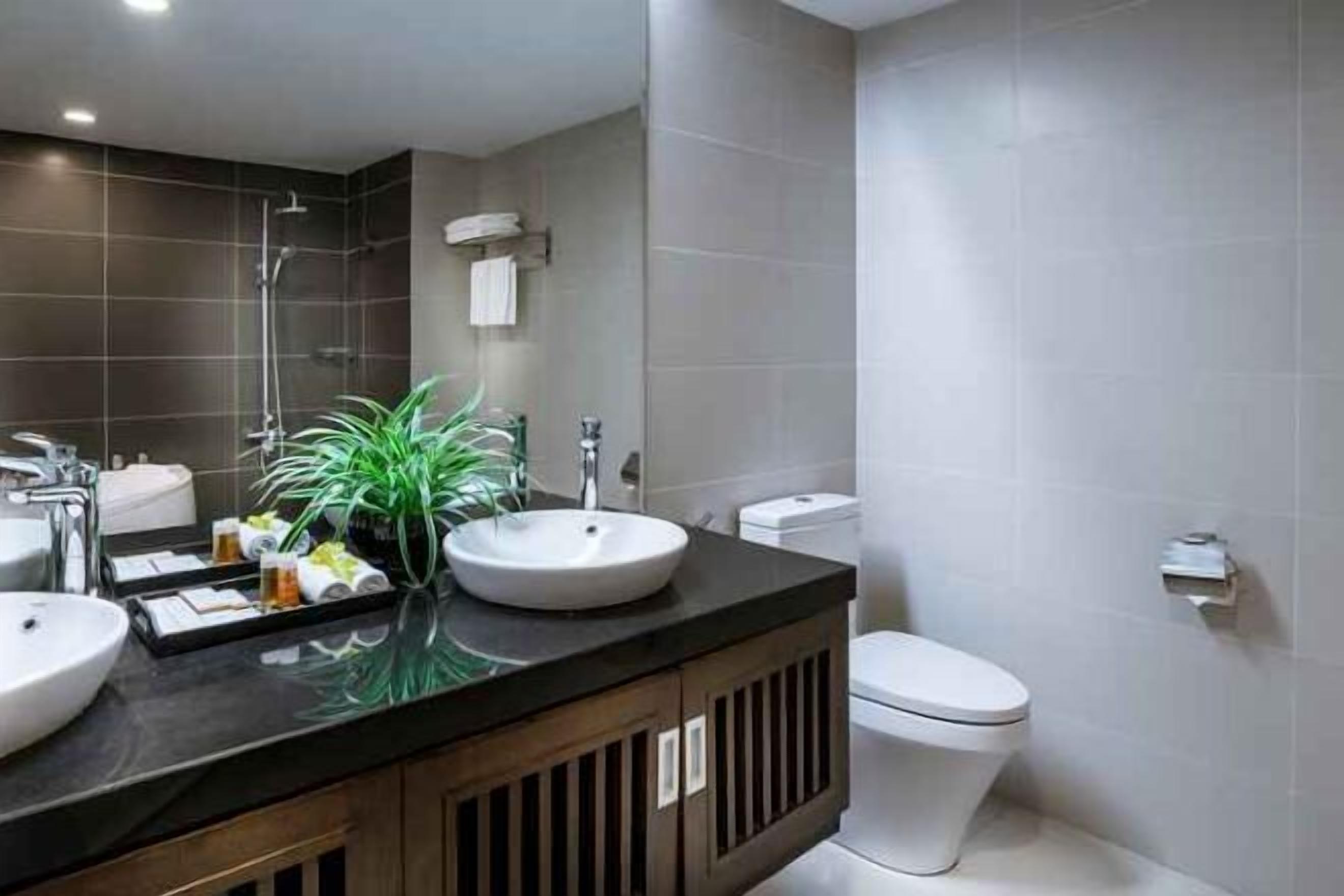 Bathroom | Shower, free toiletries, slippers, towels