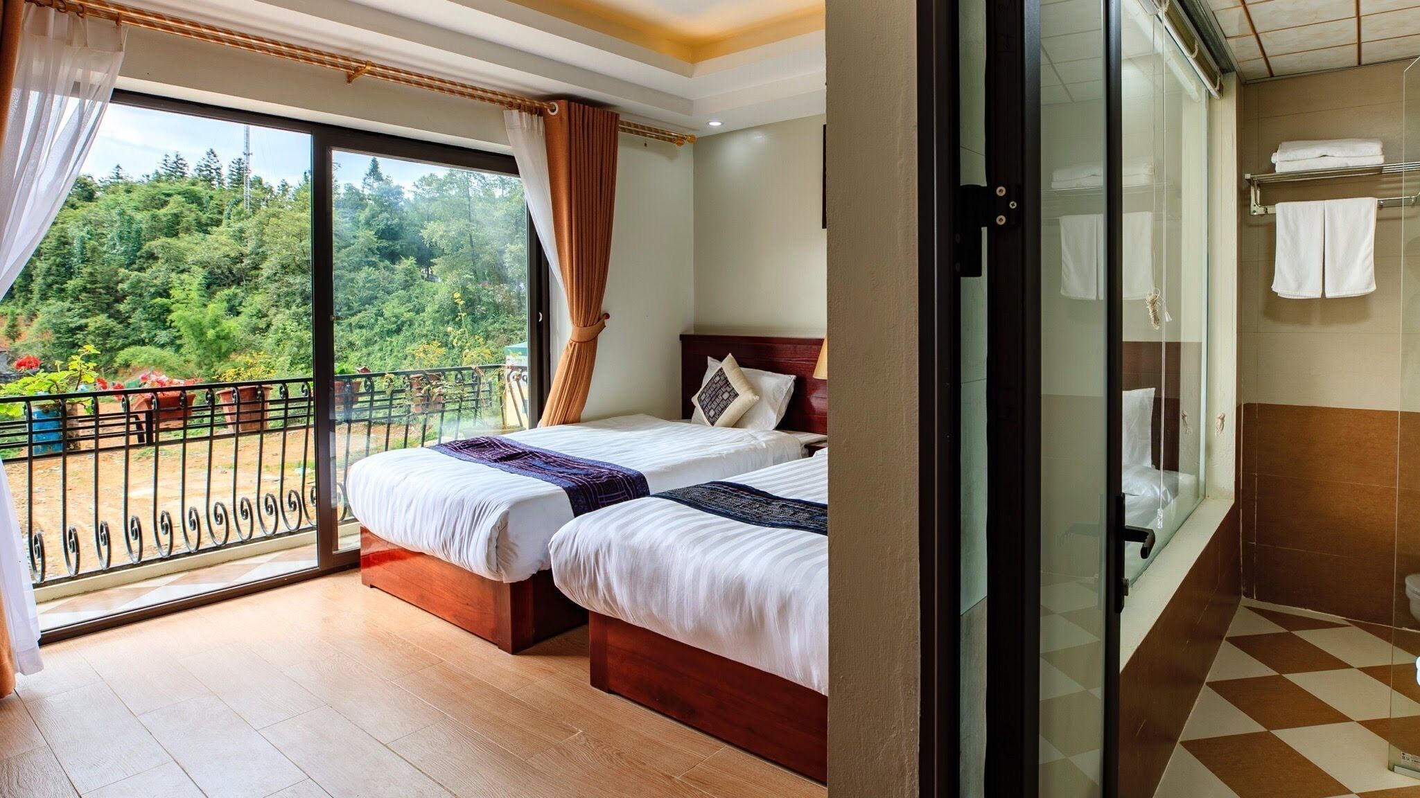 Desk, blackout drapes, free WiFi, bed sheets