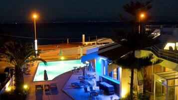 Outdoor pool, pool loungers