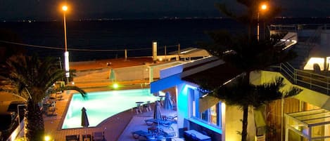 室外游泳池,日光浴躺椅