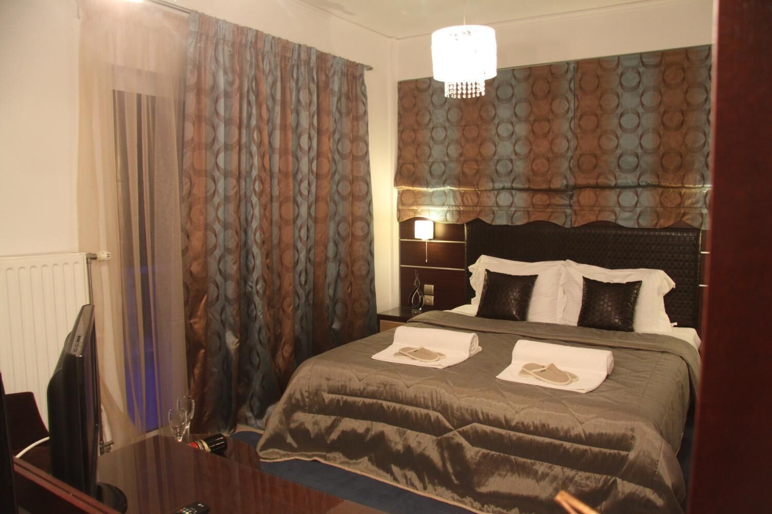 Minibar, desk, iron/ironing board, free WiFi