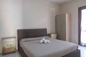 Departamento económico | 1 habitación, decoración personalizada y tabla de planchar con plancha