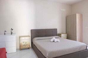 Apartamento económico | 1 dormitorio, decoración individual, tabla de planchar con plancha