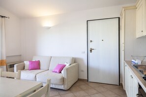 Apartamento clásico, 1 habitación | Zona de estar | Una televisión de pantalla plana
