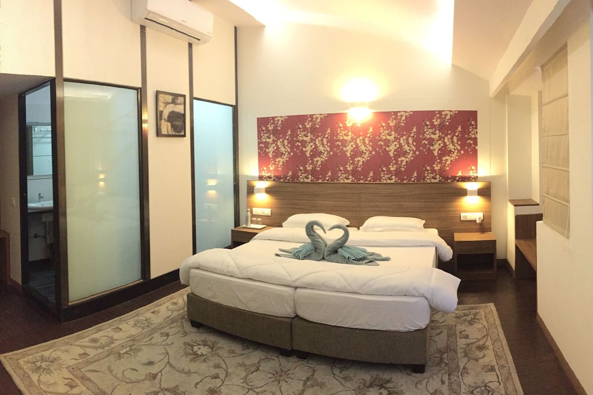 Suite superior, 1 cama King size, vista al jardín, en el área del jardín | Sábanas de algodón egipcio, ropa de cama de alta calidad y edredón