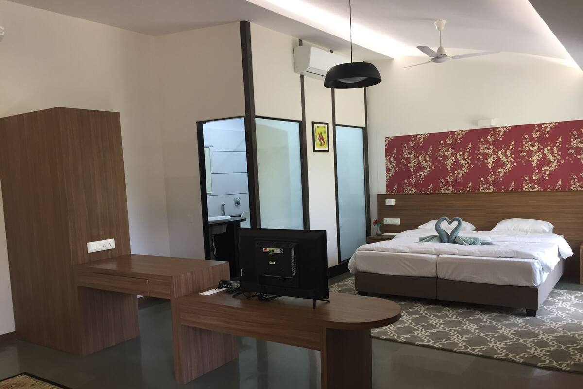 Kamar Double Deluks, 1 Tempat Tidur King, Bebas Asap Rokok, pemandangan kebun | Seprai katun Mesir, seprai premium, selimut bulu angsa, dan busa memori