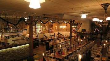 Se sirven desayunos, comidas, cenas y cocina local e internacional