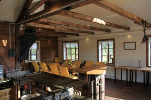 Serveert ontbijt, lunch, diner, lokale en internationale gerechten 