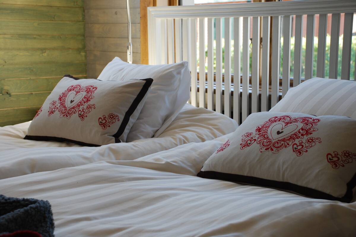 Rollaway beds (surcharge), WiFi (free), bed sheets