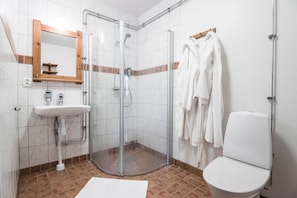 Double Room | Bathroom | Shower, free toiletries, hair dryer, towels - Bykrogen (Kristianstad)
