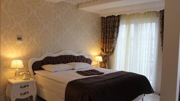 Zimmersafe, individuell dekoriert, Schreibtisch, Verdunkelungsvorhänge