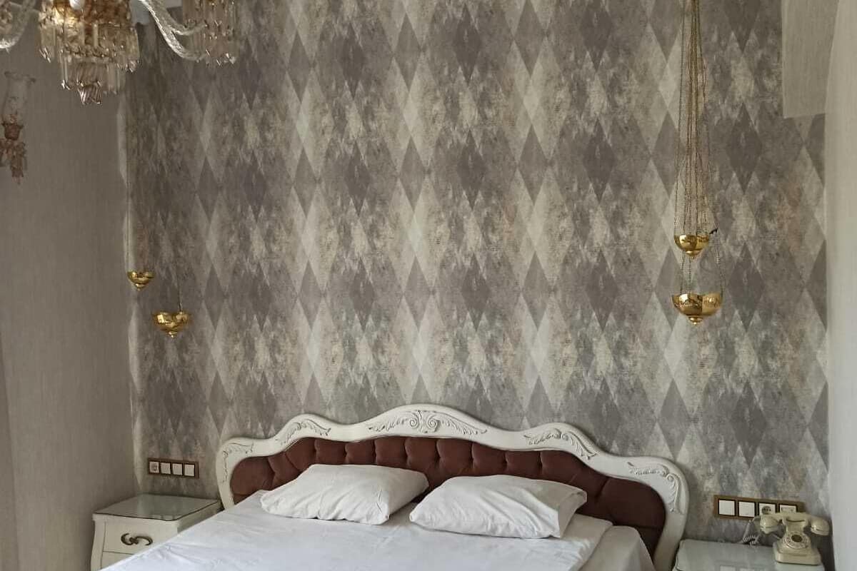 Una cassaforte in camera, con stile personalizzato, una scrivania