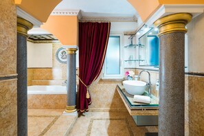 Separate bathtub and shower, deep-soaking bathtub, rainfall showerhead - Buena Vista (Letojanni)