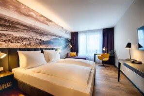 In-room safe, desk, laptop workspace, soundproofing - Welcome Hotel Neckarsulm (Neckarsulm)