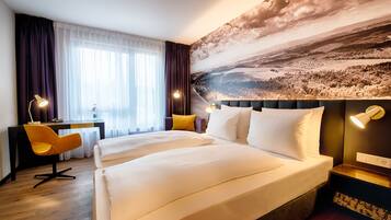 Zimmersafe, Schreibtisch, laptopgeeigneter Arbeitsplatz