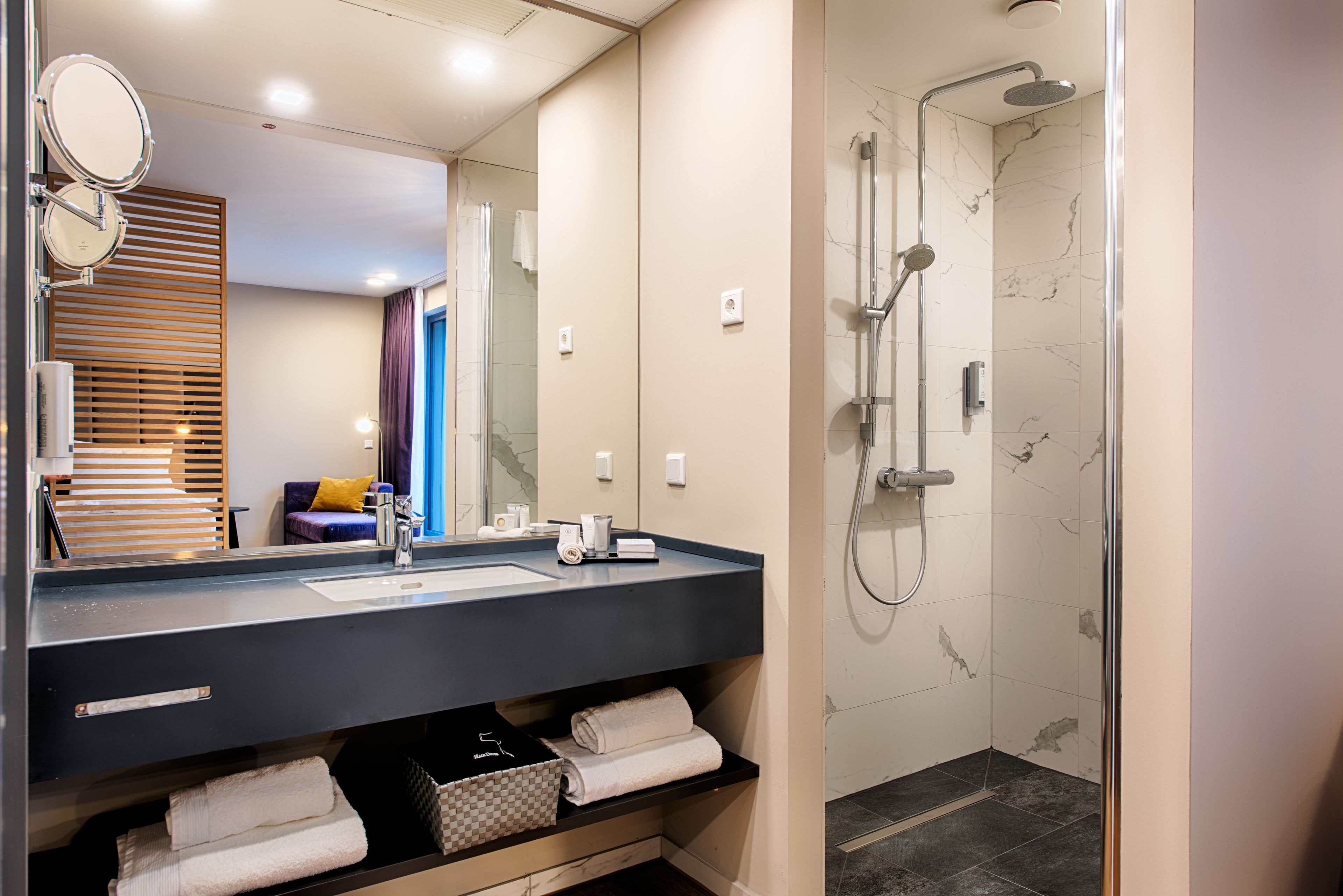 studio, city view | bathroom | shower, eco-friendly toiletries, hair dryer, towels