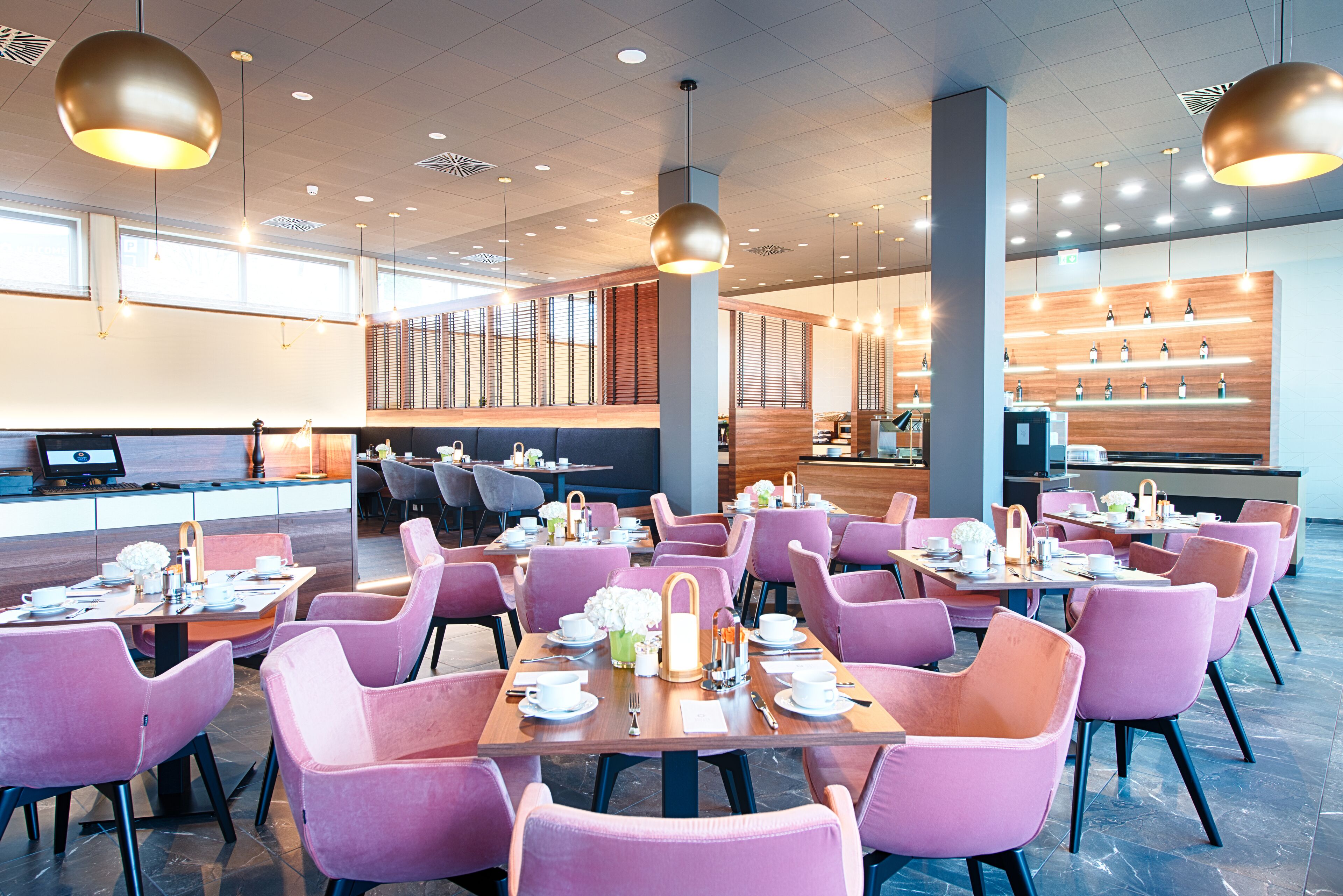 2 restaurants, breakfast served