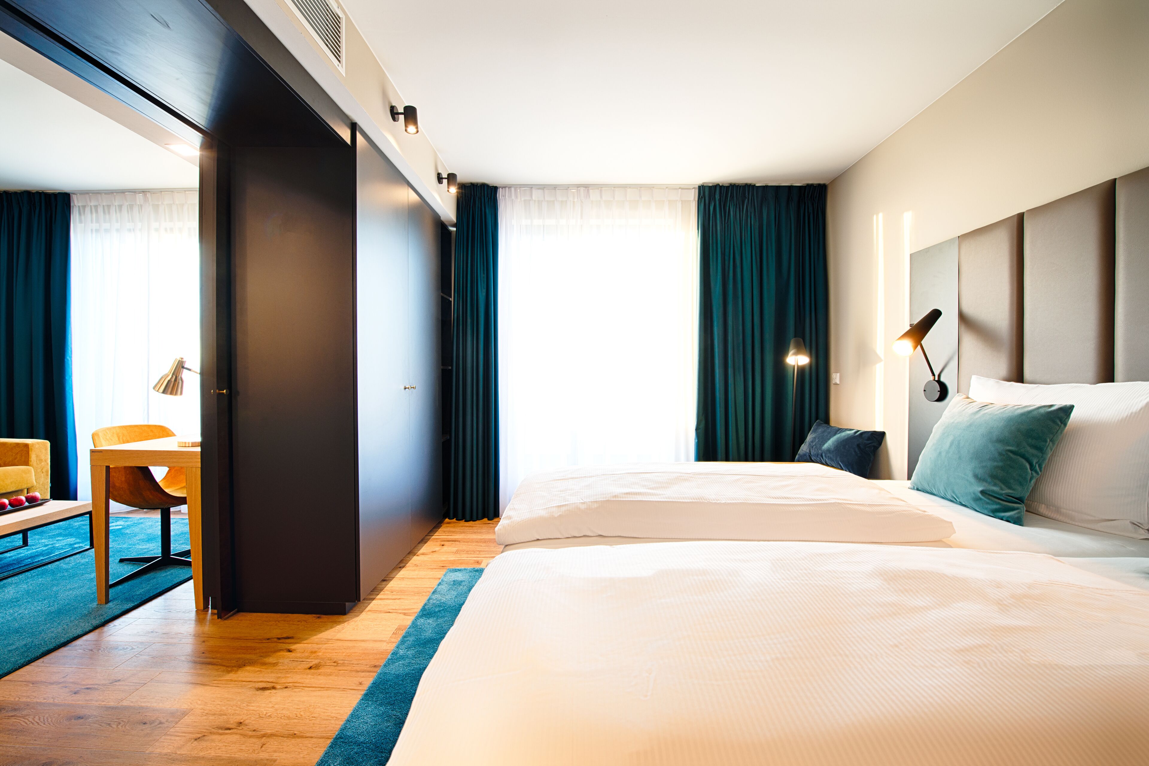 Une chambre d’hôtel moderne avec un grand lit, un bureau et une chaise.