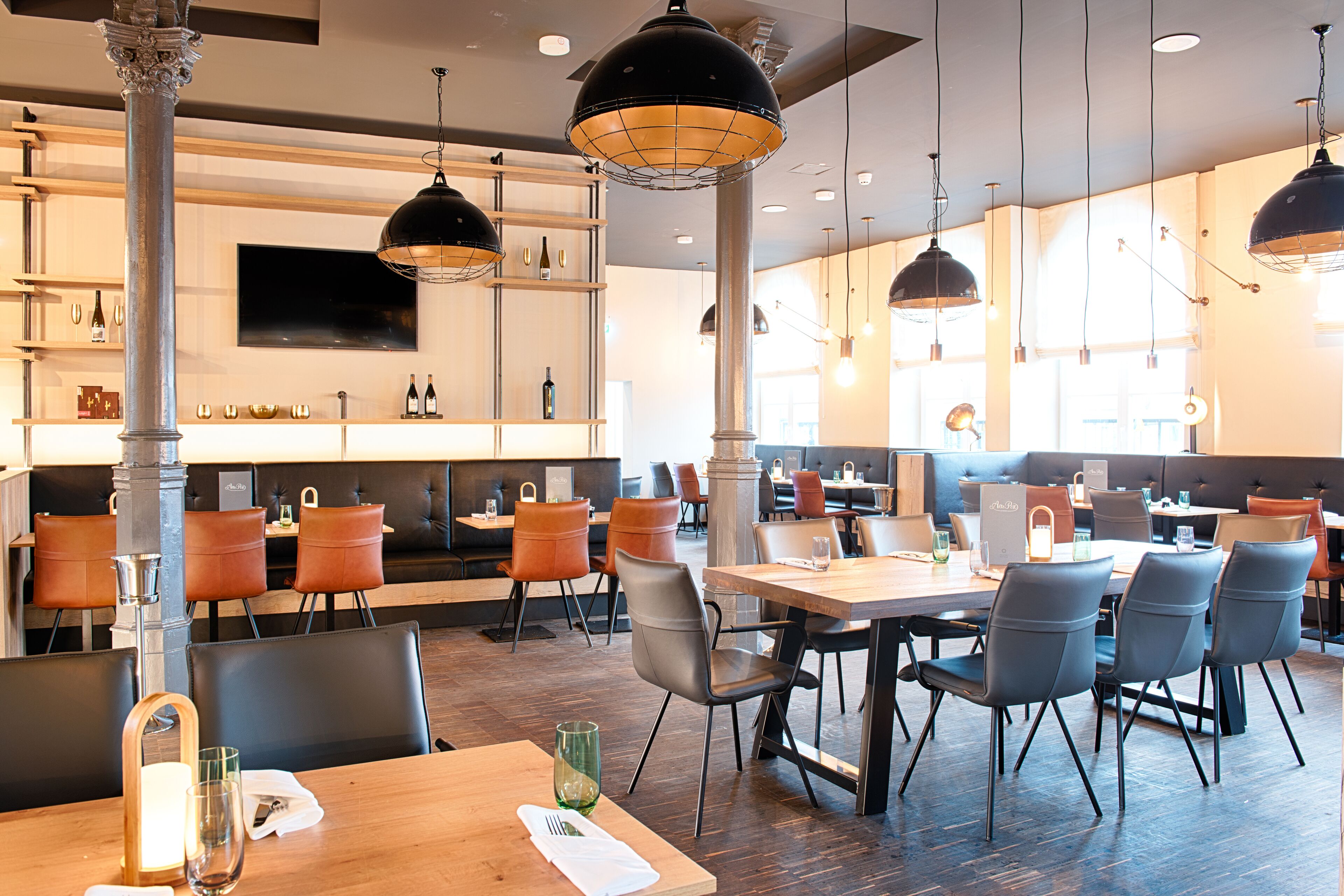 2 restaurants, serveren ontbijt