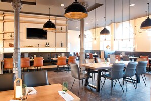 2 restaurants, breakfast served