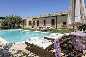 Piscine extérieure (ouverte en saison), chaises longues