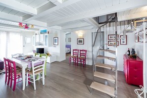 Apartment, 2 Schlafzimmer | Essbereich im Zimmer