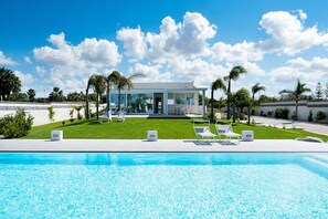 Seasonal outdoor pool, pool loungers - Evanthe Garden - Diantha (Marsala)