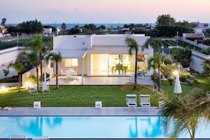 Seasonal outdoor pool, pool umbrellas, sun loungers - Evanthe Garden - Gaura (Marsala)