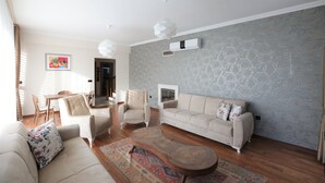 Superior-Villa | Wohnzimmer | LCD-Fernseher