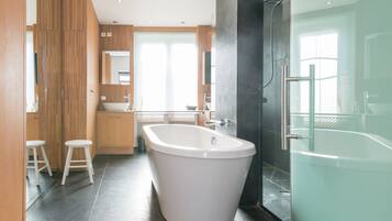 Bañera con ducha, toallas