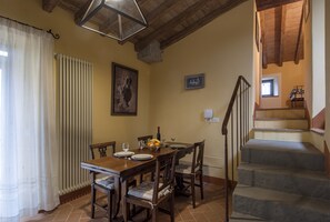 Departamento, 2 habitaciones (Leonardo) | Área de sala de estar | Televisión de pantalla plana