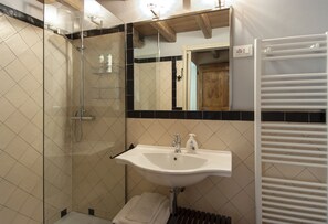 Chalet, 1 habitación, en edificio contiguo | Baño | Regadera, amenidades de baño gratuitas, secadora de cabello, bidet