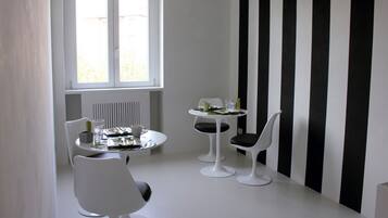 Daily continental breakfast (EUR 20 per person)
