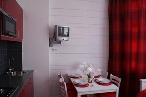 Frigorífic, microones, placa de cuina i cafetera i tetera