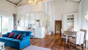 Biệt thự, 4 phòng ngủ | Khu phòng khách | TV màn hình phẳng